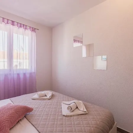 Nyaraló Goldie - 30 M From Beach