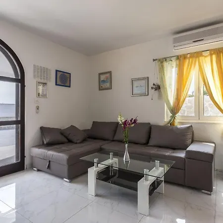Goldie - 30 M From Beach *