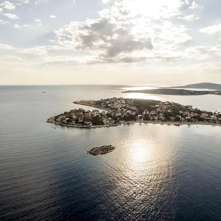 Goldie - 30 M From Beach